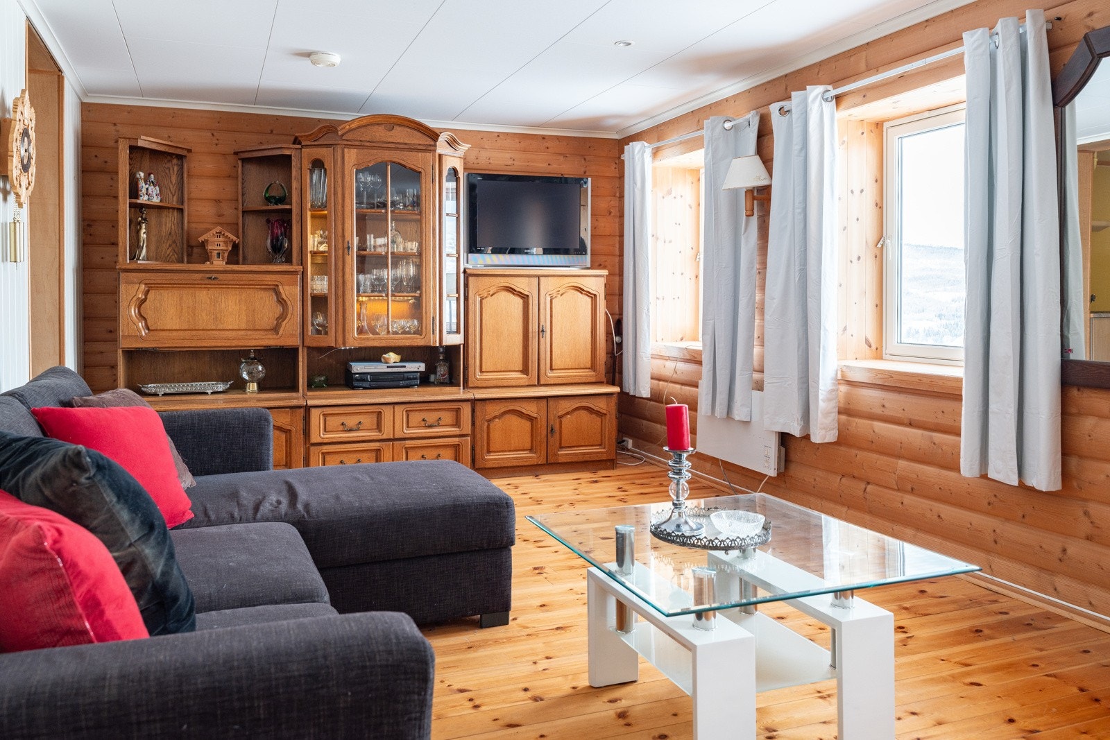 Praktisk med ei ekstra stue i sokkel. Denne har godt med plass til tv-møbel og sofagruppe Galleribilde