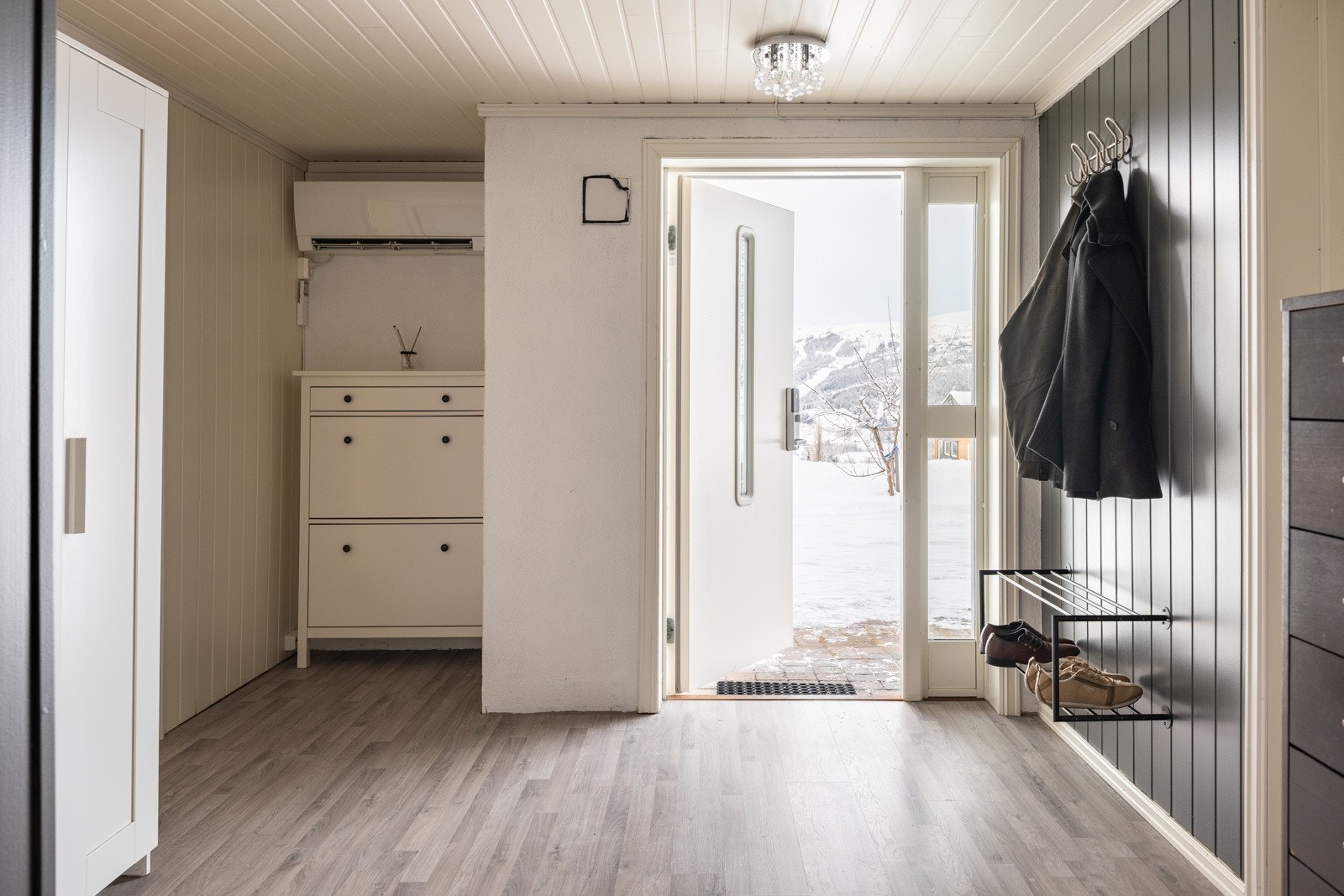 Romslig entré med god plass til yttertøy og sko Galleribilde