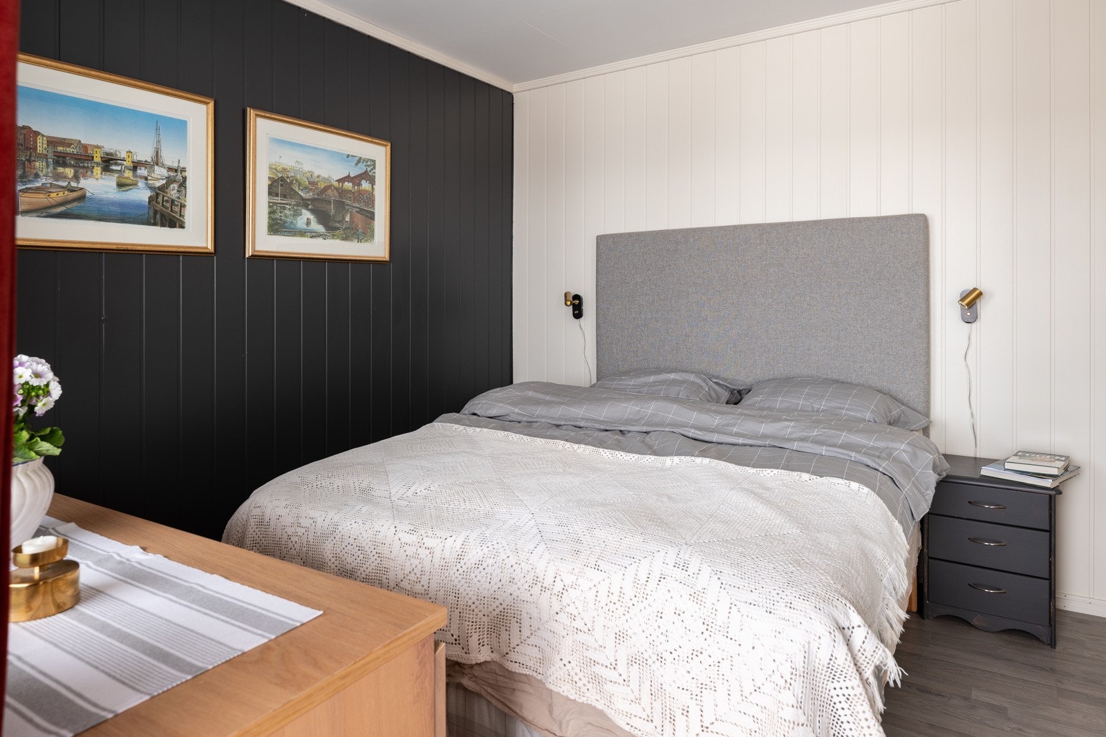 Det er 2 soverom i hovedetasjen, disse er på hhv 10,5m² og 9,5m² Galleribilde