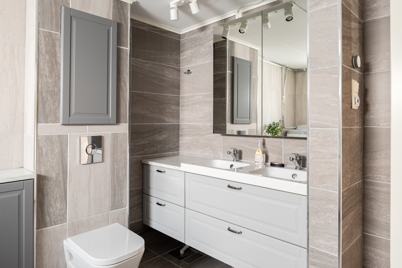 Pent bad i sokkeletasjen med alt av nødvendig utstyr Galleribilde