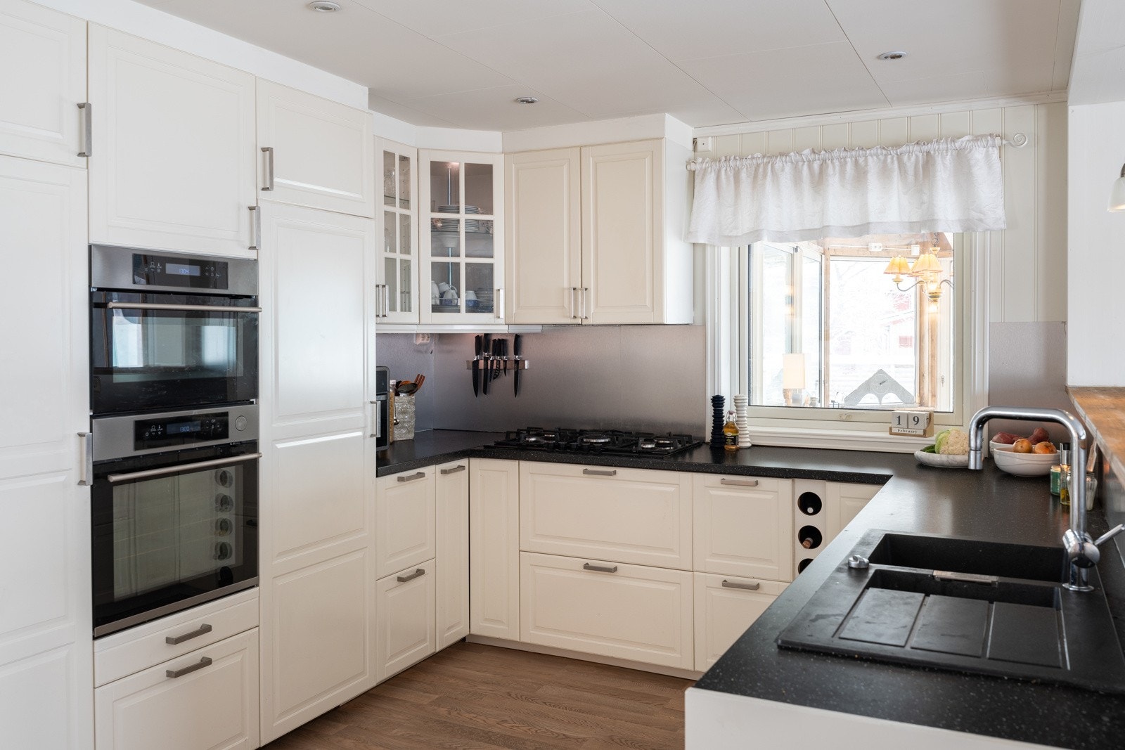 Tidløst og fint kjøkken med masse skap- og benkeplass Galleribilde