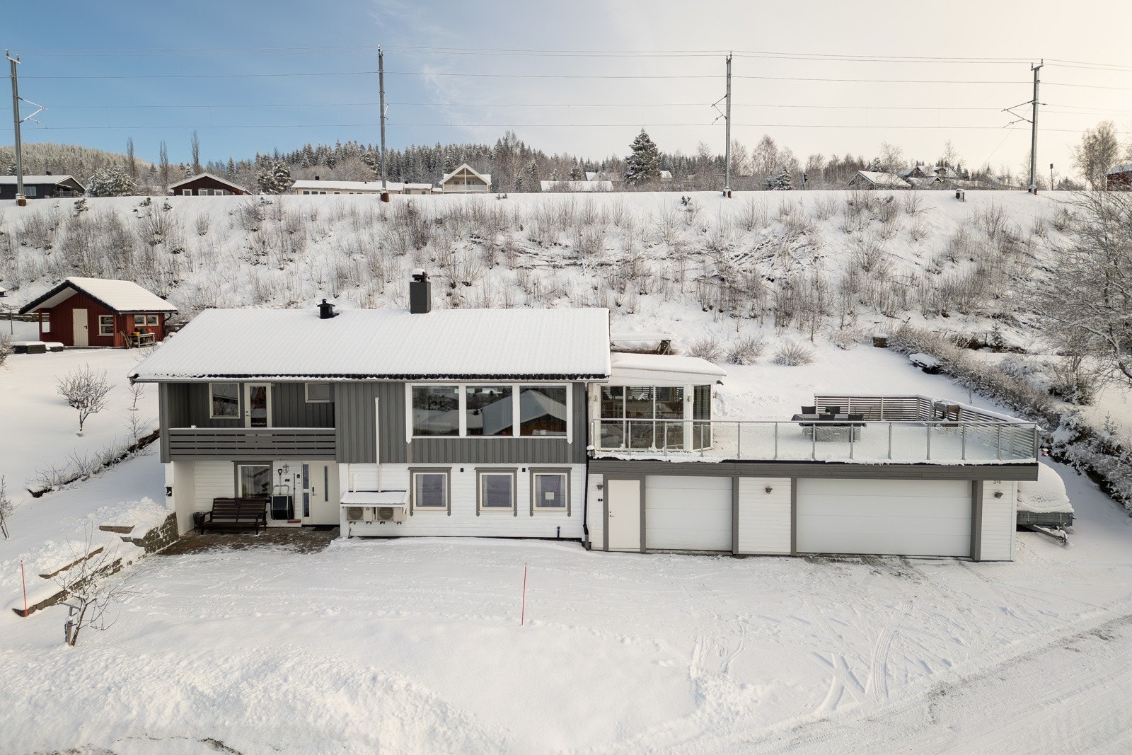 Boligen fremstår svært velholdt og fikk blant annet ny drenering i 2016, ny taktekking i 2022, utvidet garasjen i 2017 og mange vinduer er byttet de siste 10 årene Galleribilde