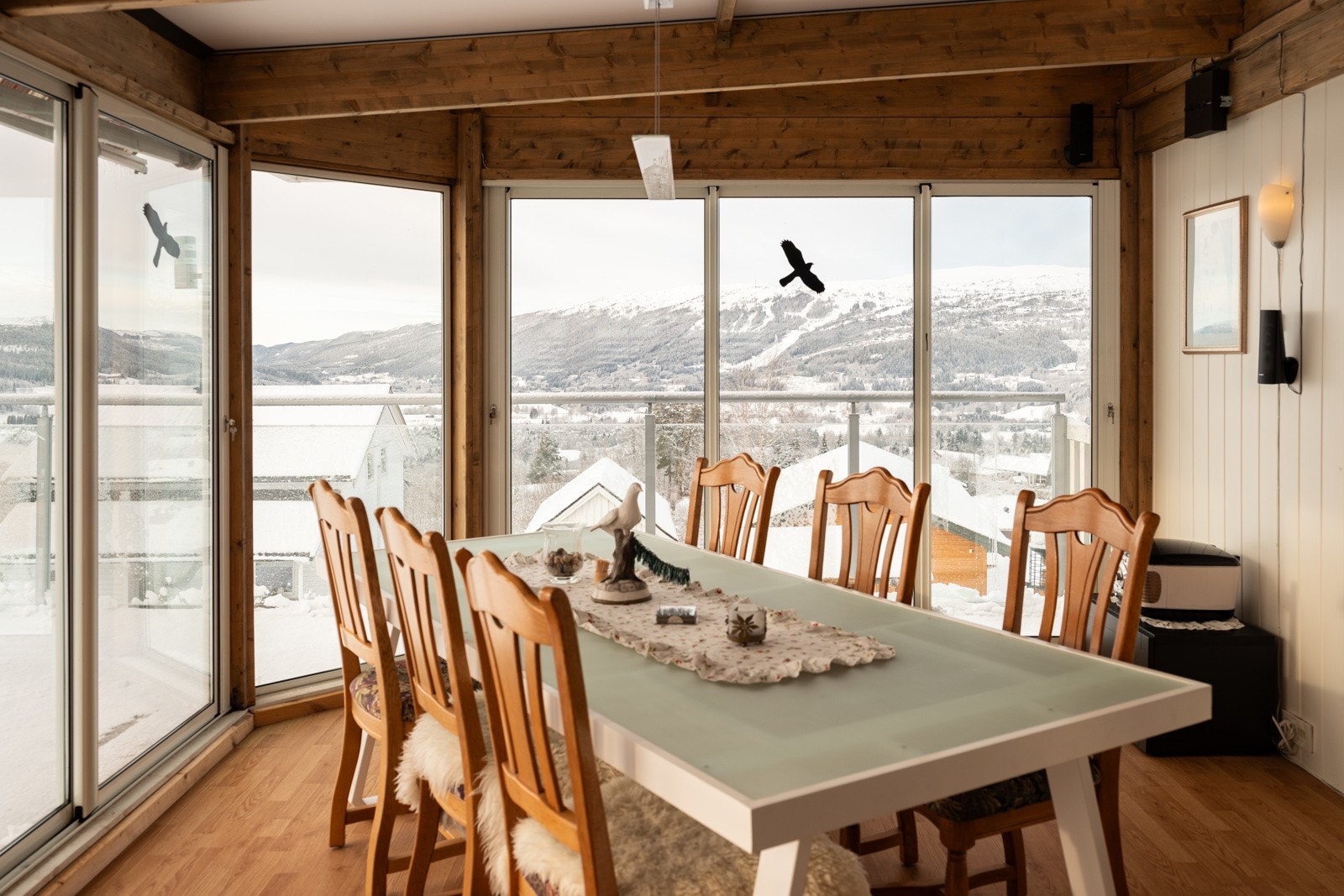 Trivelig vinterhage som fungerer som en naturlig forlengelse av stuen Galleribilde