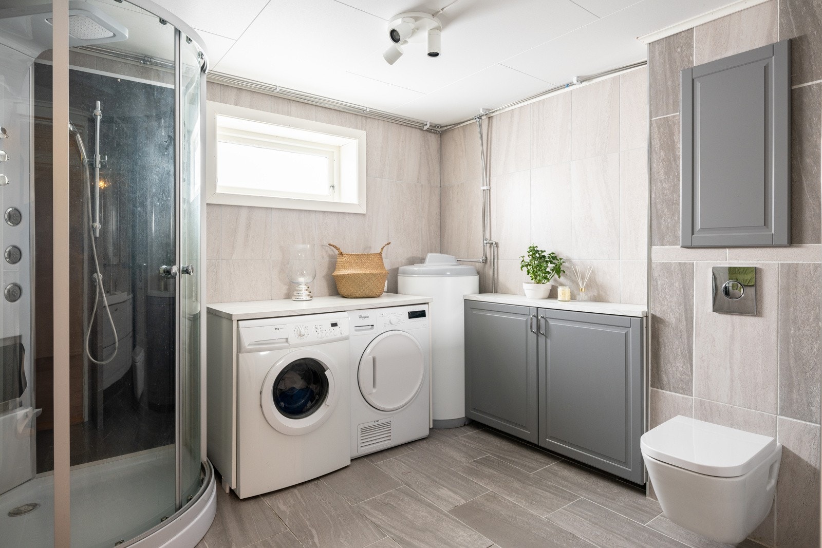 Dette er et kombinert bad/vaskerom og er målt til romslige 9m² Galleribilde