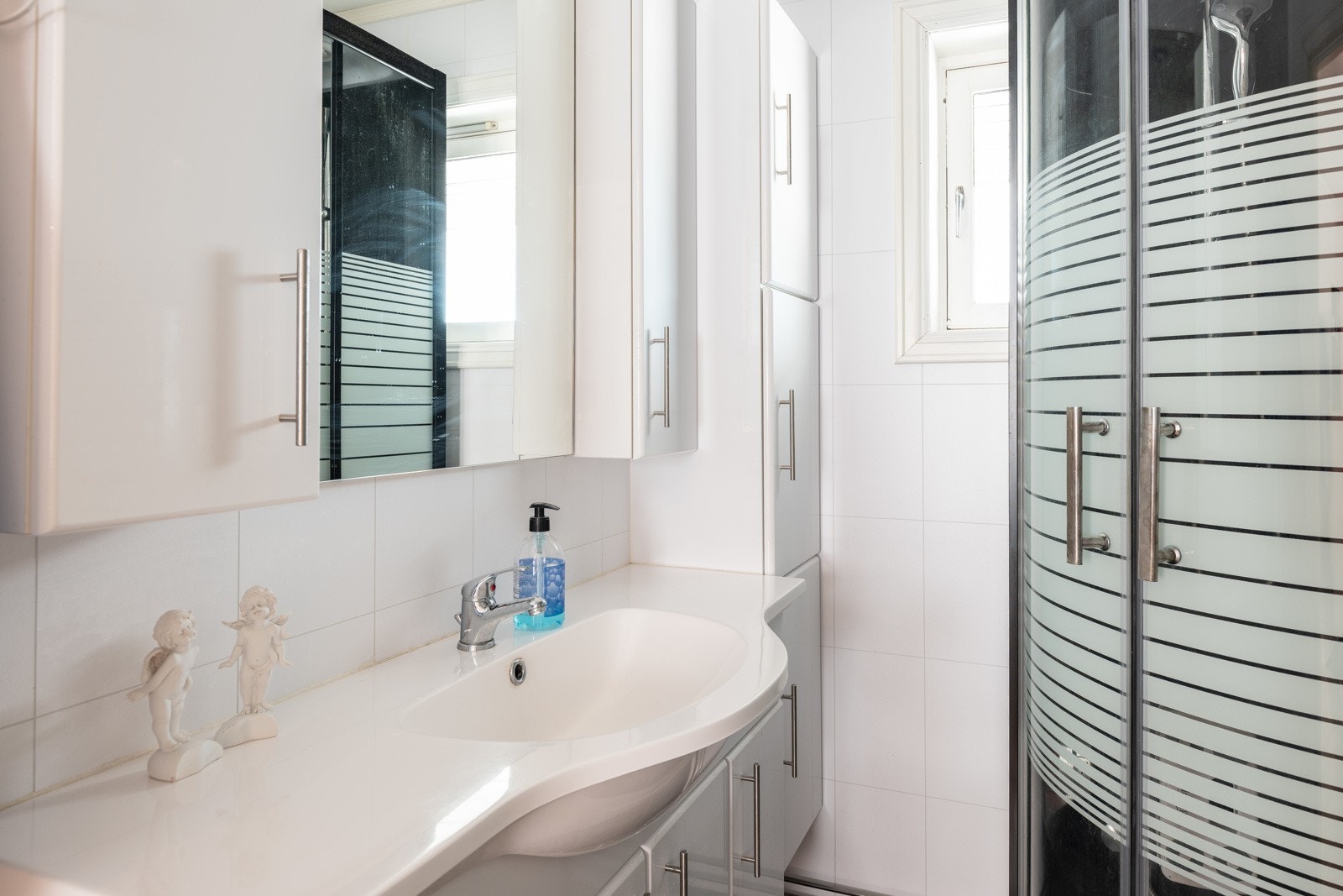 Bad i 1. etasje med servant, veggmontert toalett og dusjkabinett Galleribilde