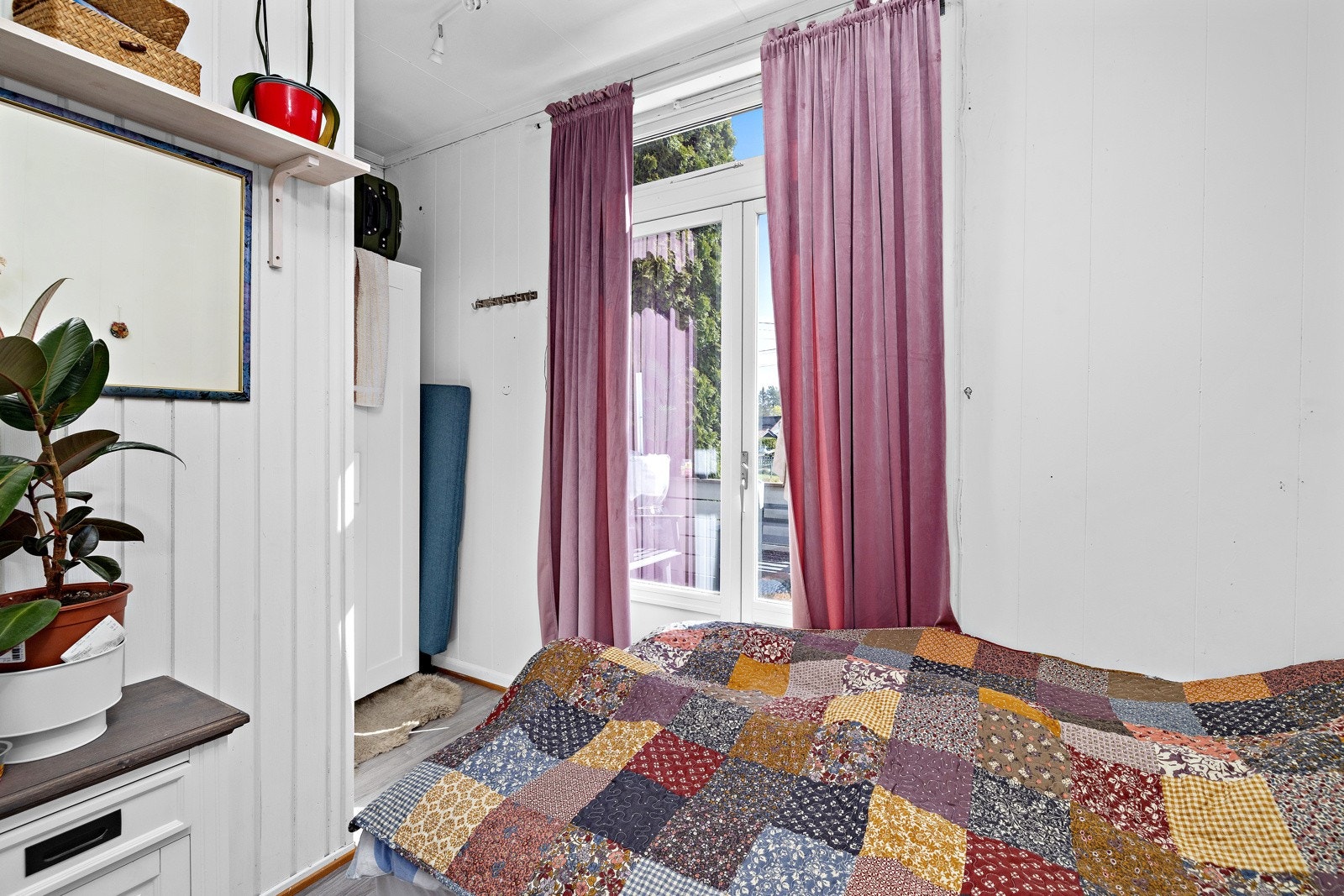 Soverom 1. etg med dør til terrasse Galleribilde