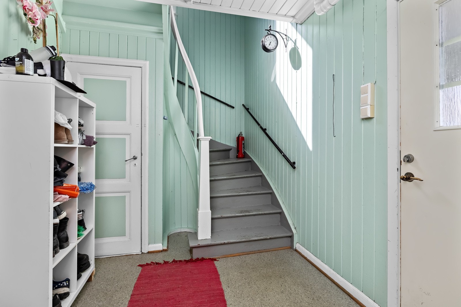 Entrè, med trapp opp til loftetasje og ned i kjeller. Galleribilde