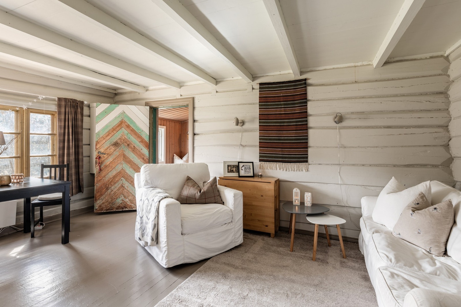 Stue med plass til spisegruppe og sofakrok Galleribilde