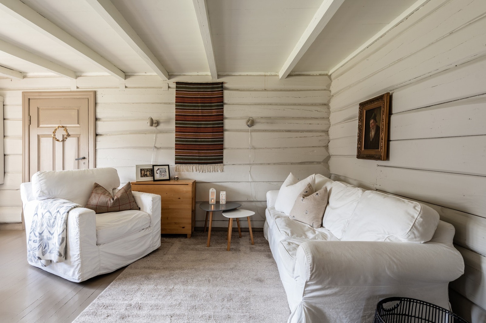 Himling, vegger og gulv er malt i lyse farger. Galleribilde