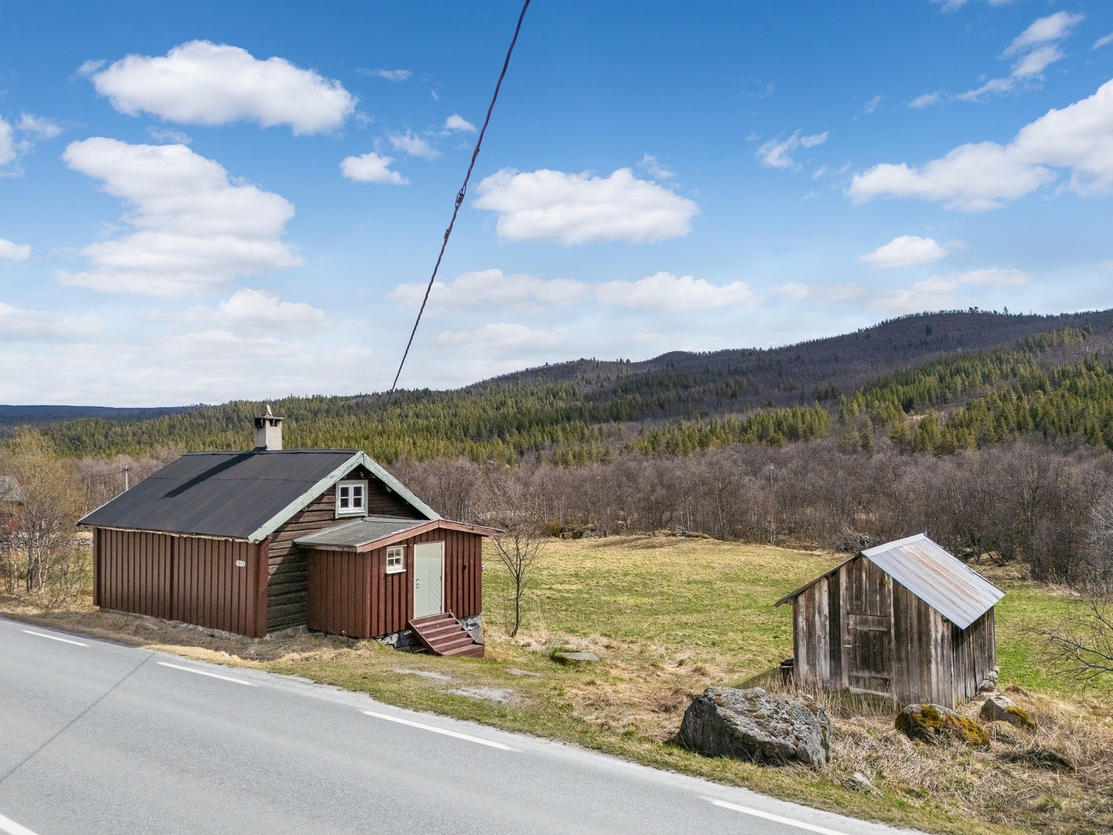 Eiendommen ligger i landlige omgivelser langs Nordbygdvegen Galleribilde