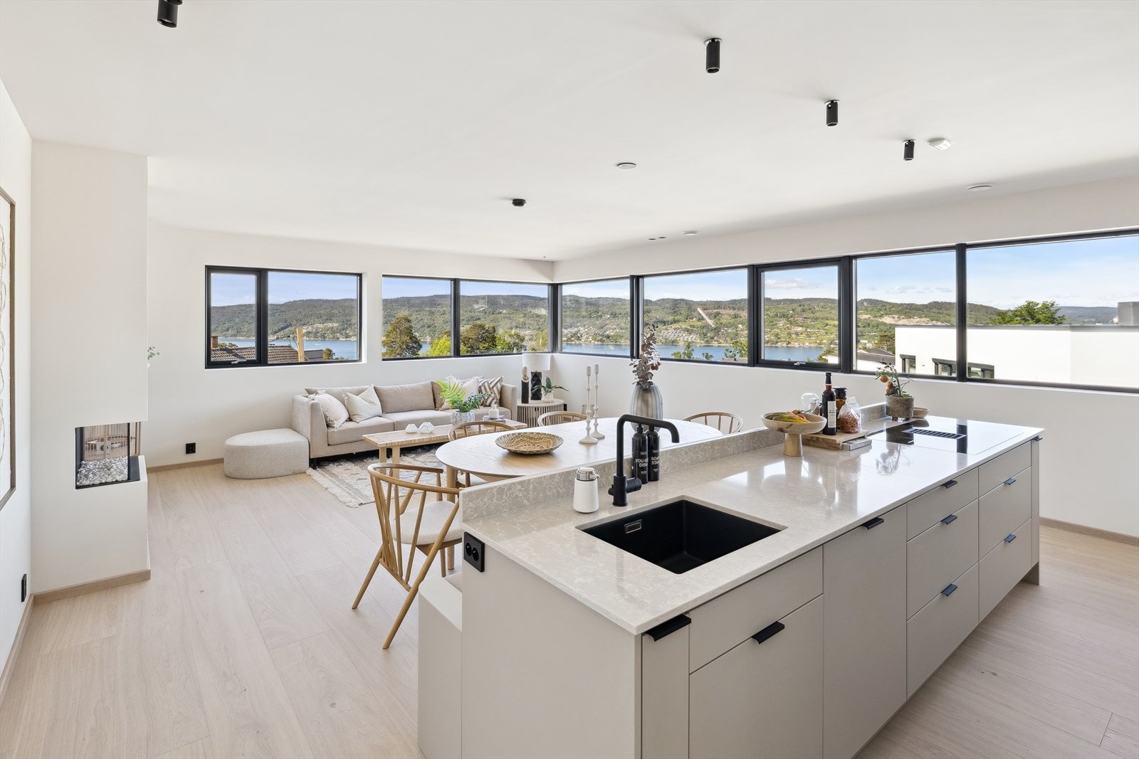 Smakfull og ekslusiv enebolig med stilren finish Galleribilde