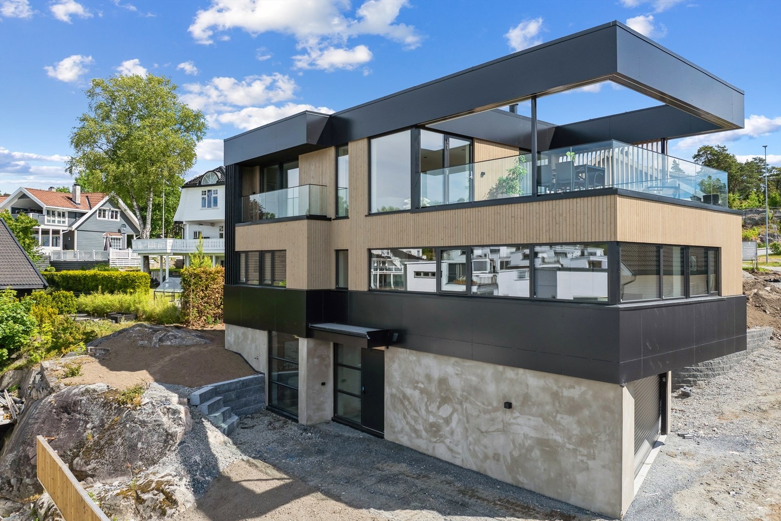 Uteområdet vil ferdigstilles med asfaltert oppkjørsel og plen i hageområdet Galleribilde