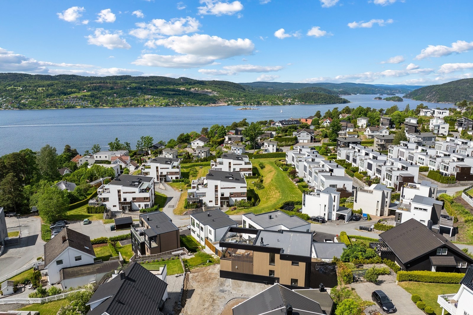 Korte avstander til aktivitetstilbud som treningssenter, ridesenter, fotball, tennis, m.m. På Seiersten er det idrettsanlegg, og området er et fint utgangspunkt for turer innover i Seierstensmarka, hvor lysløypa prepareres for langrenn om vinteren. Galleribilde