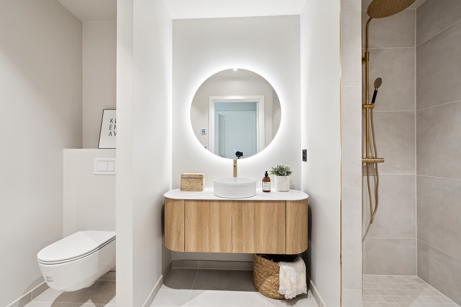 Det er totalt 3 bad i boligen. Alle bad er delikat flislagt med store lyse fliser og har en stilren innredning fra Nygaard bad Galleribilde