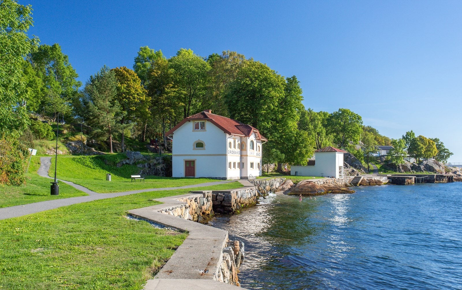 Badeparken ligger i sentrum av Drøbak. Her finner du flere sandstrender, stupebrett, strandvolleyballbane, flytebrygger og lekeplasser. Parken strekker seg 650 meter nordover fra Drøbak havn og har sol hele dagen Galleribilde