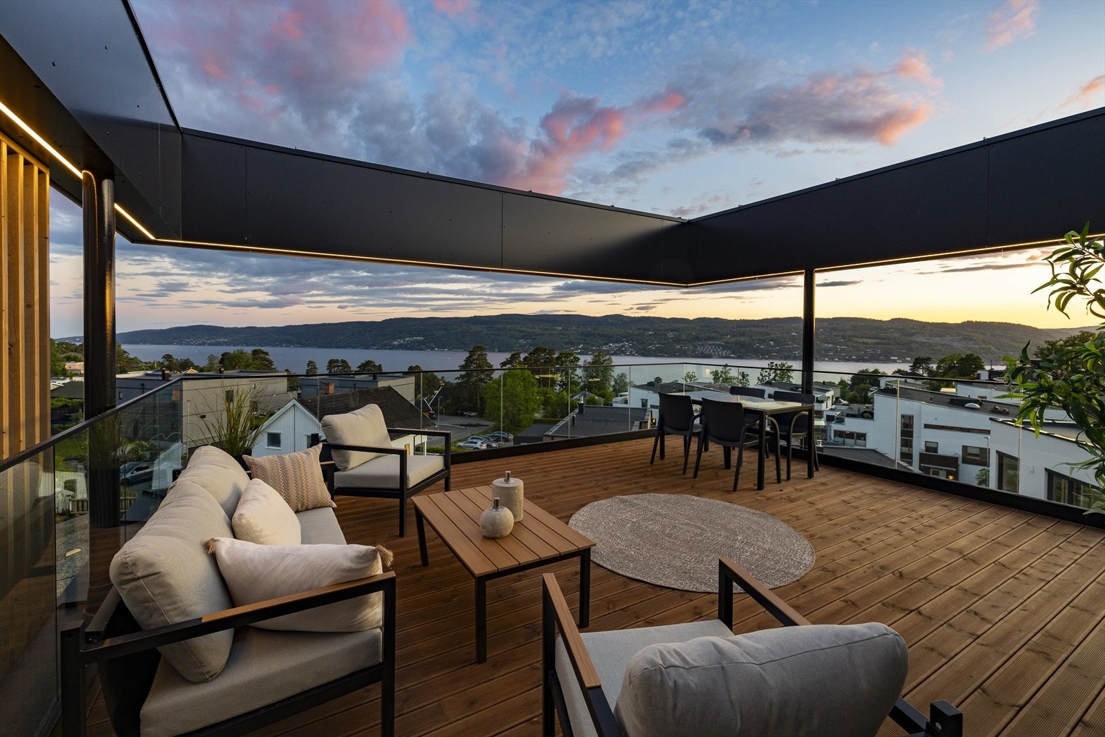 Selgers bilde av solnedgang fra terrassen Galleribilde