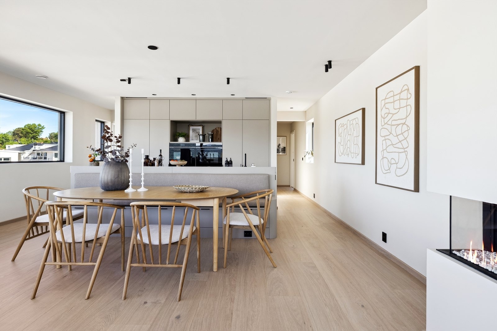 Det er innfelte downlights/spotlights i tak i allrommene. Galleribilde