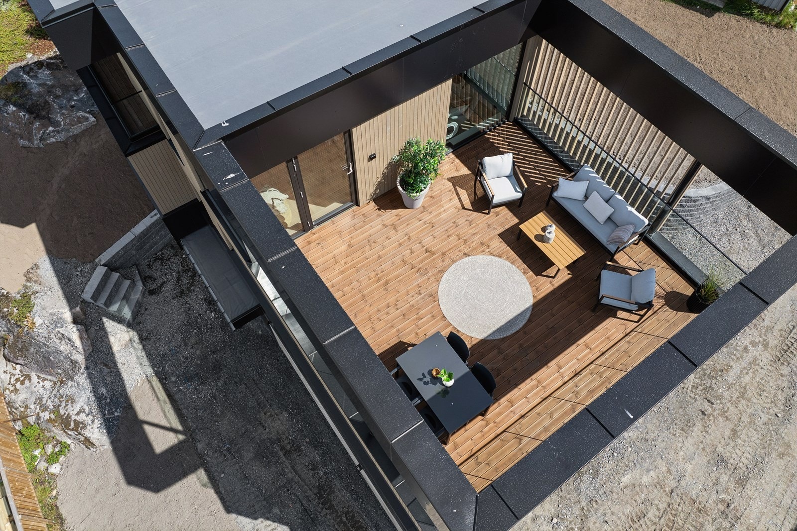 Takterrassen måler 33 kvm og har god plass for flere møbleringsgrupper Galleribilde