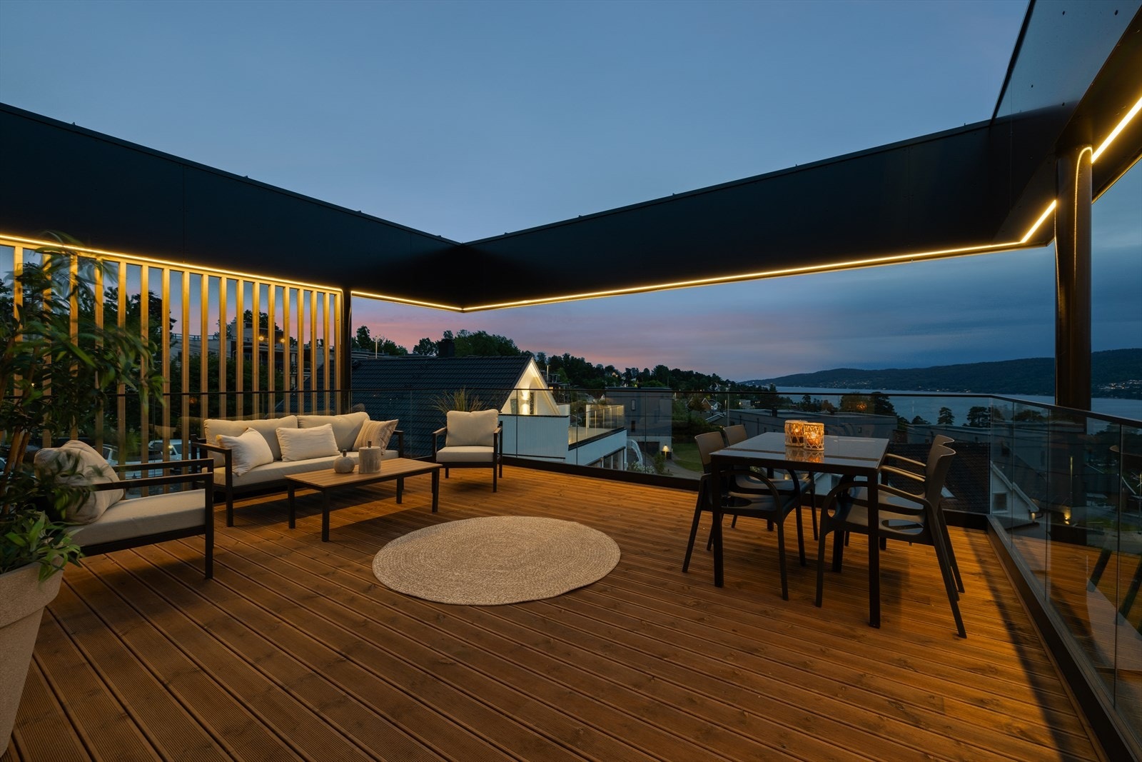 Stemningfult lyssatt uteplass med ledbelysning i tak Galleribilde