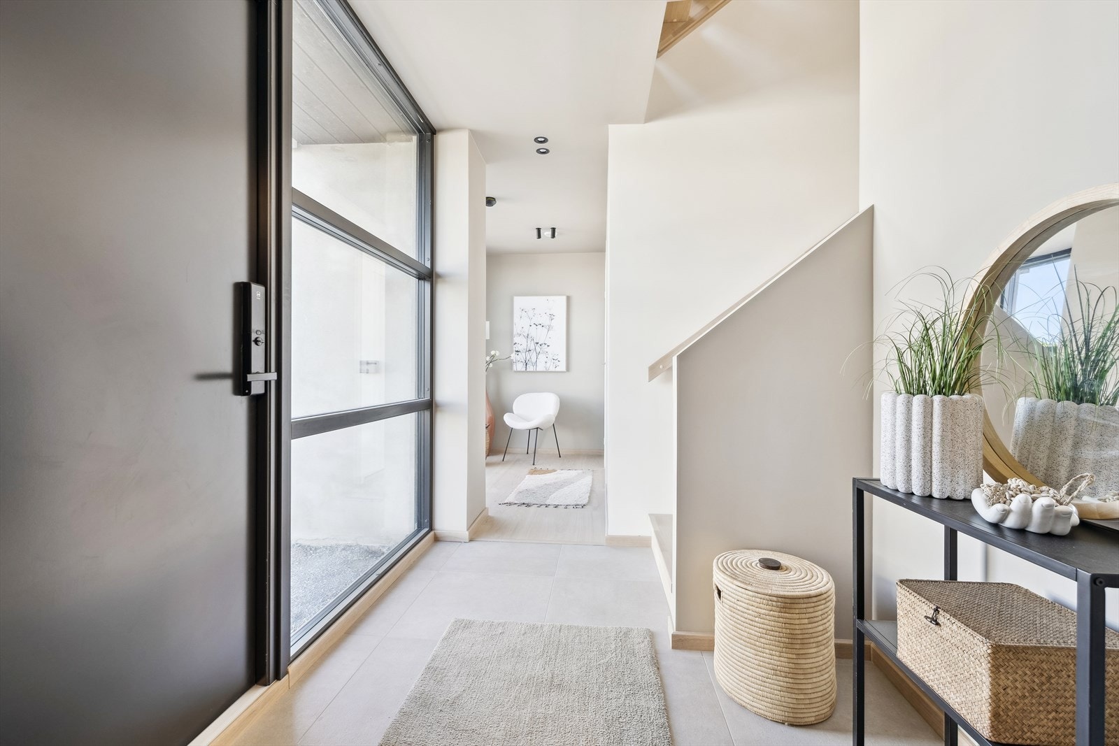 Velkommen inn - Innbydende flislagt entré med garderobeplass. Det er inngang både fra gårdsplassen og via garasjen til entréen. Galleribilde