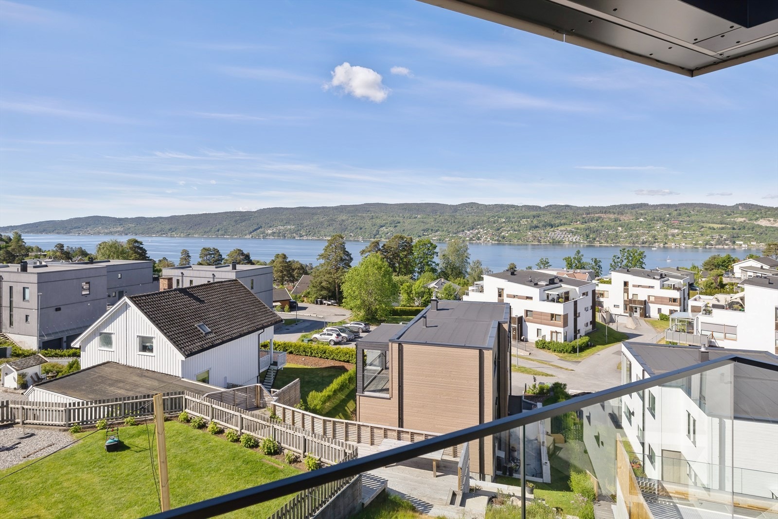 Kort vei ned til Drøbaksundet med bl.a. populære Torkildstranda med flotte bademuligheter Galleribilde