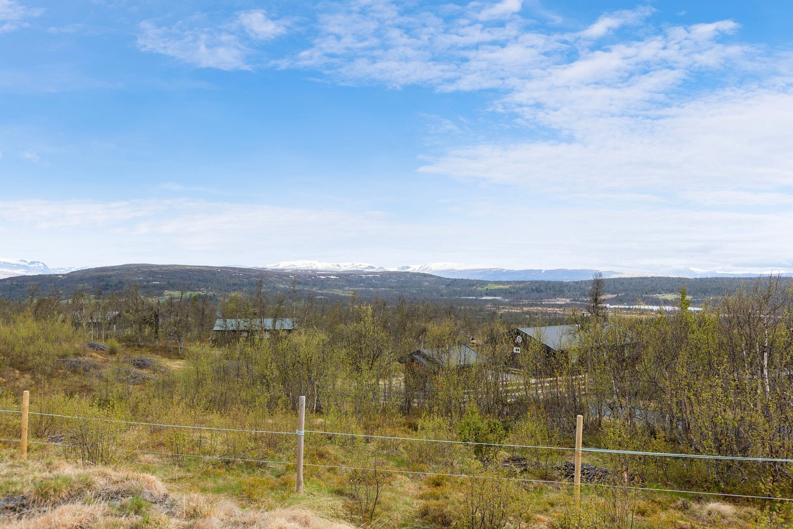 Det bemerkes at det er oppført gjerdestolper og enkelt gjerde av tau rundt eiendommen. Det er ikke lov å inngjerde tomten, og dette bør derfor fjernes. Galleribilde