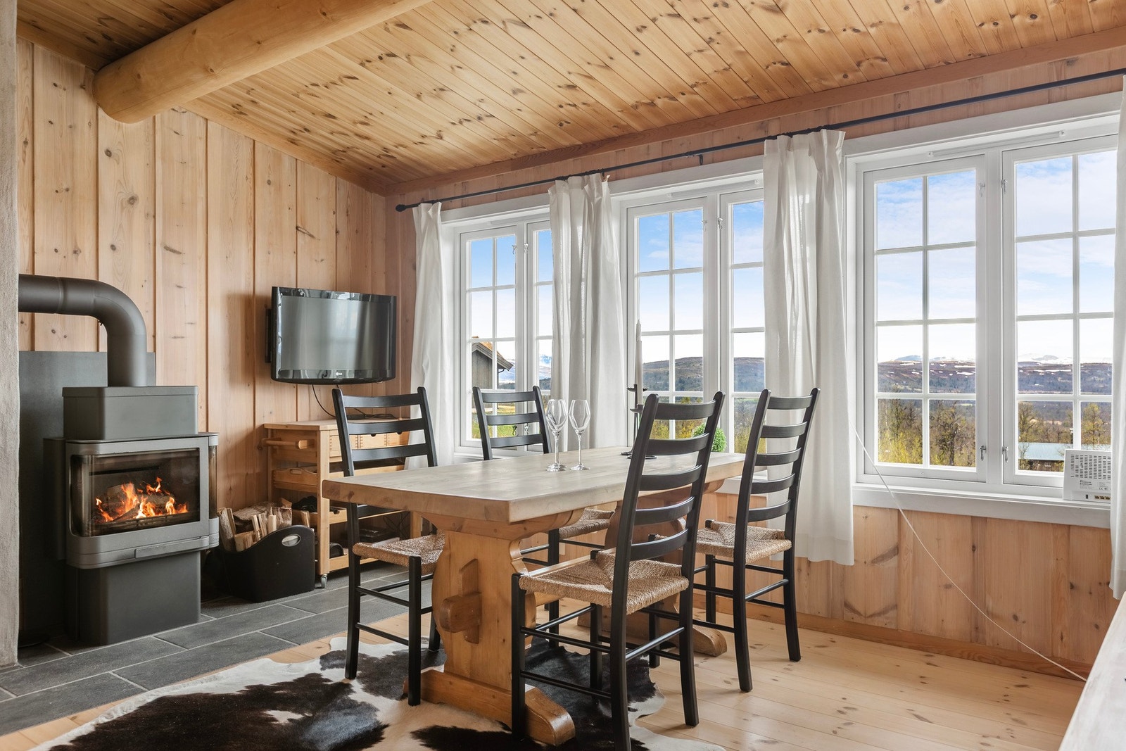 Peisovnen i spisestuen varmer godt i den kalde årstida. Galleribilde