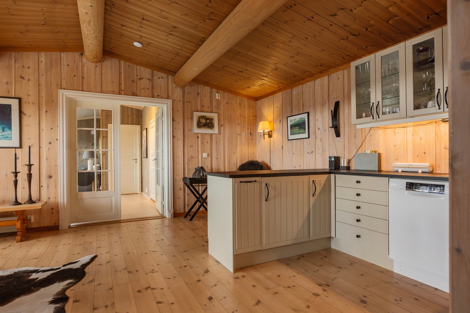 Kjøkken og spisestue er adskilt fra stuen med en dobbel glassdør. Galleribilde