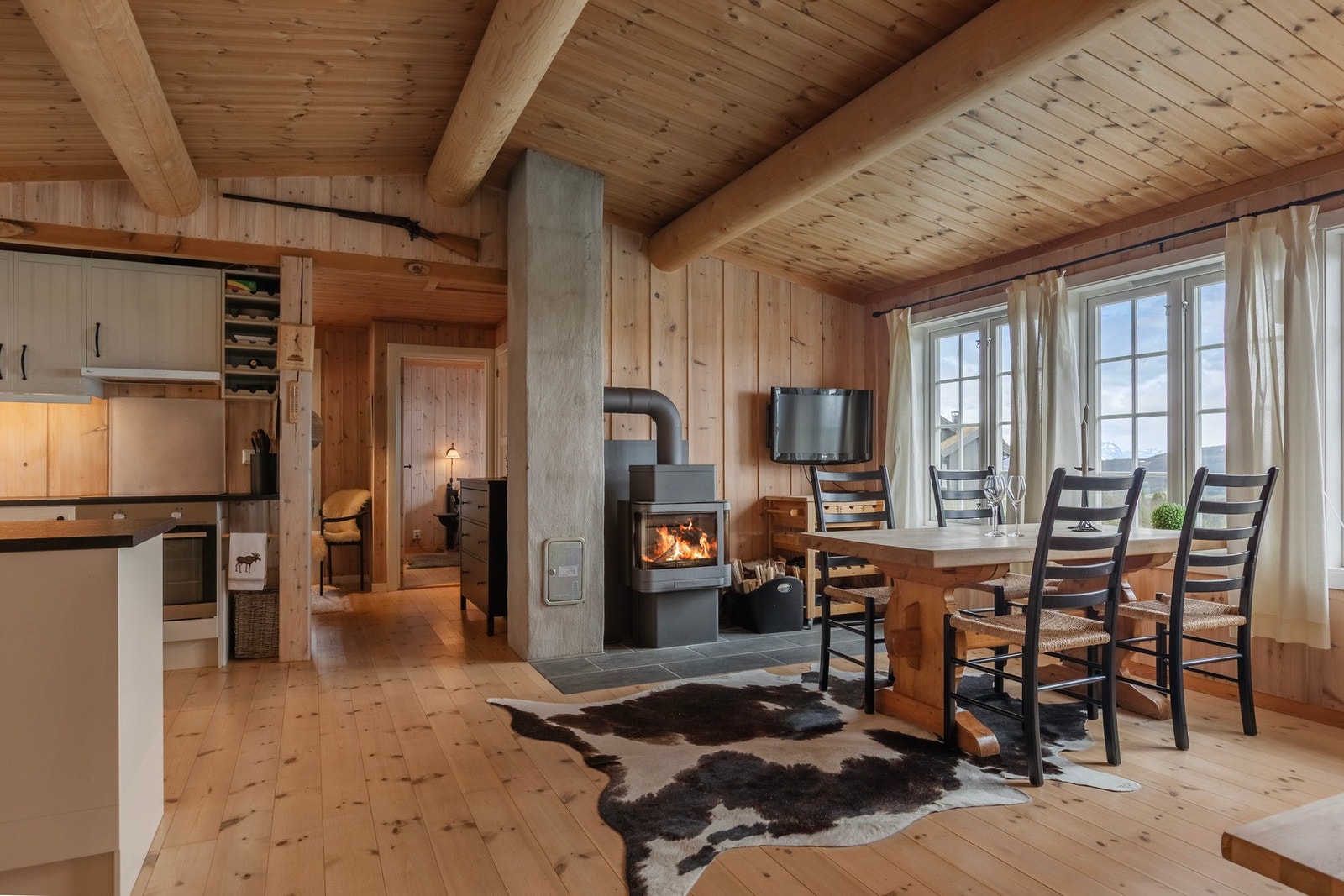 Kjøkken og spisestue i åpen og sosial løsning. Galleribilde