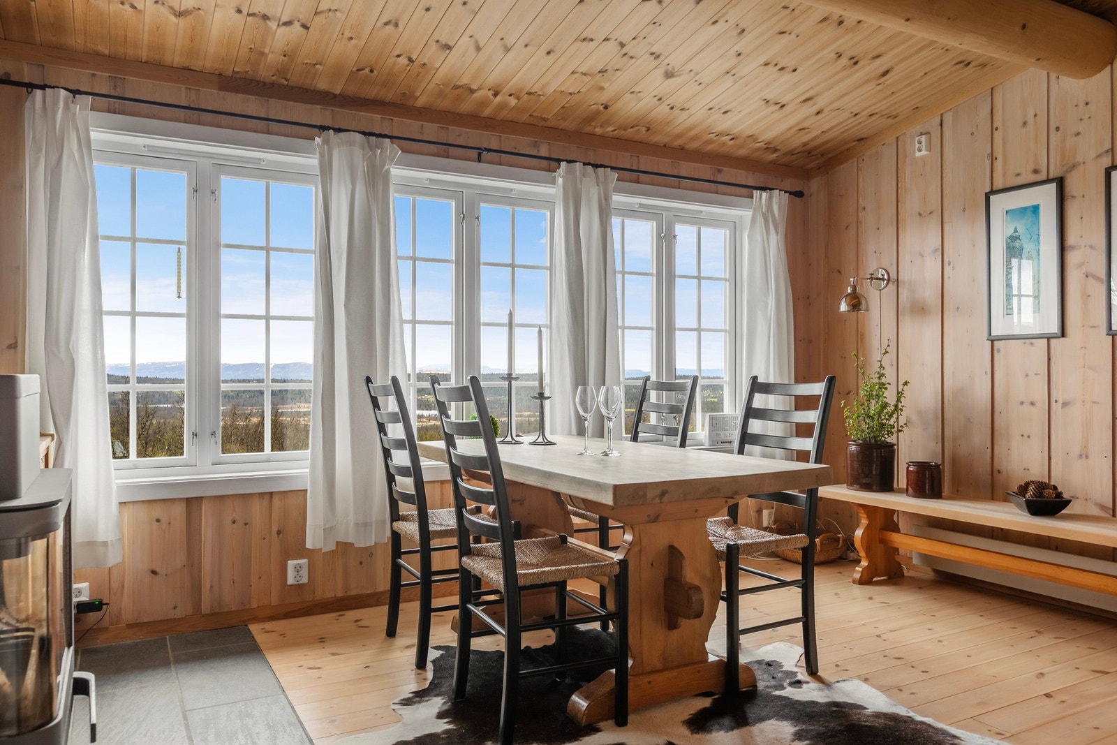 Gjennomgående store vinduer som rammer inn den flotte utsikten. Galleribilde