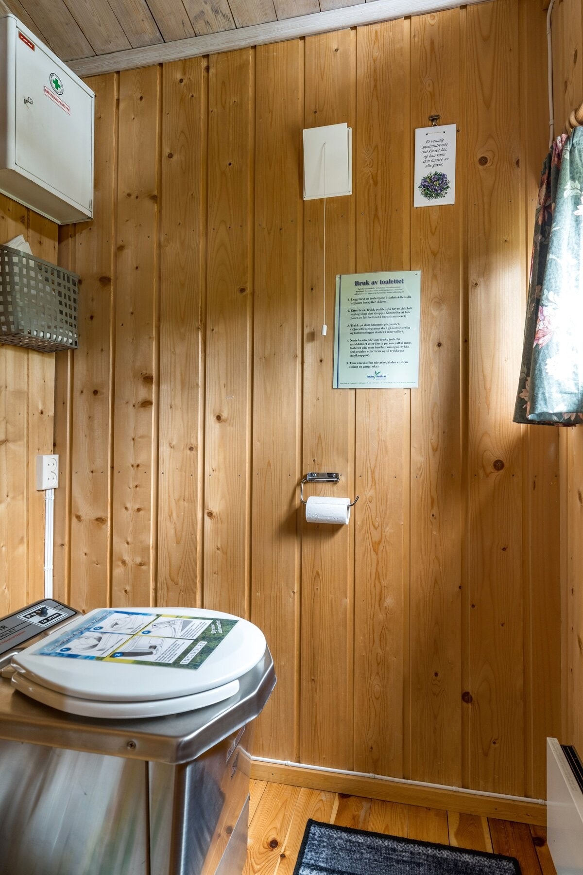 Fra entréen er det inngang til toalettrom med biotoalett. Galleribilde