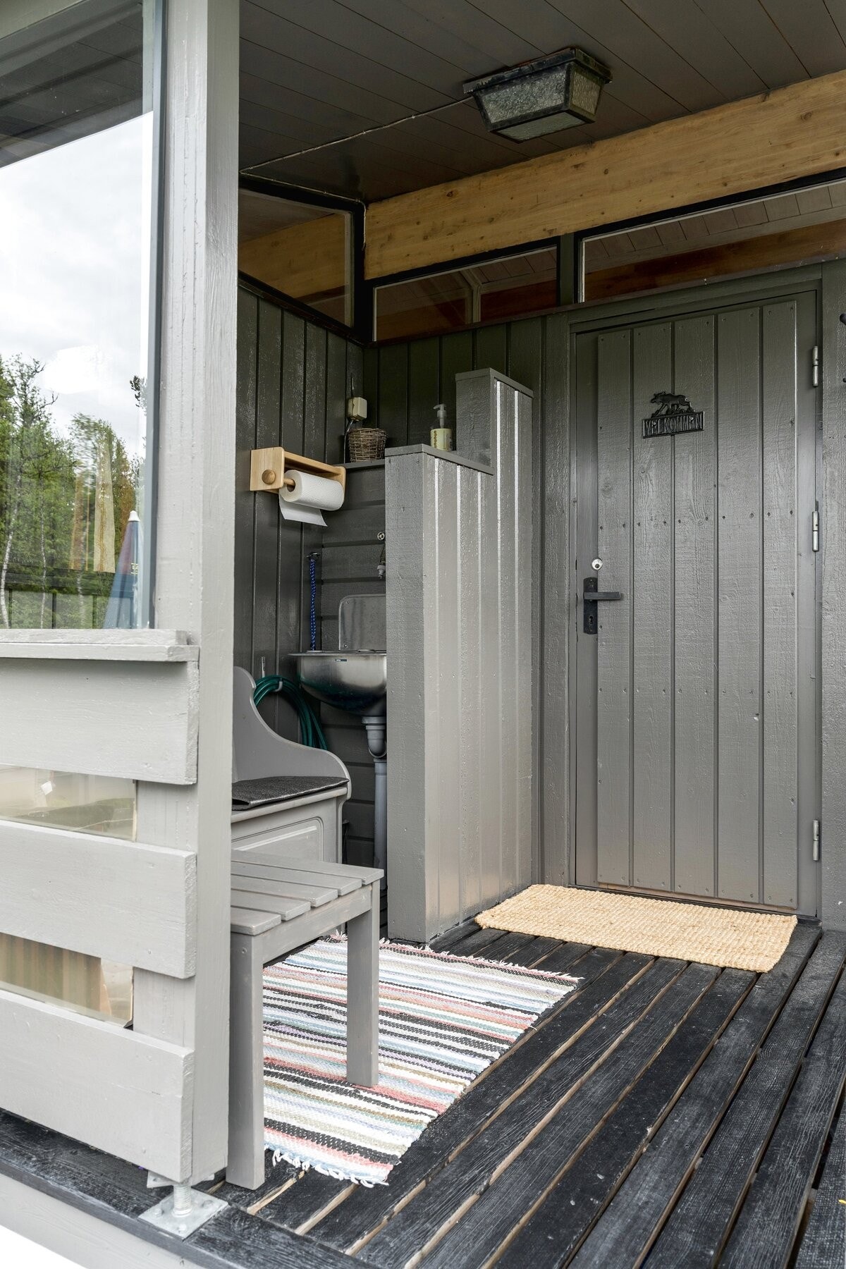 Overbygget inngangsparti med kran på yttervegg og utslagsvask. Foto: 360FOTO Frank Tolpinrud. Galleribilde