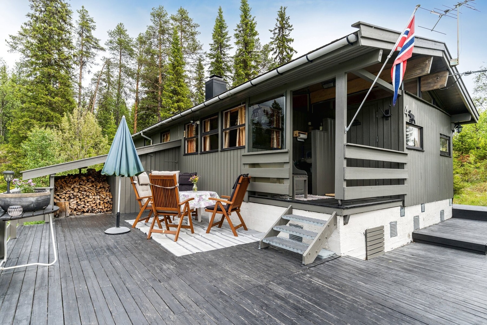 Terrassen går rundt store deler av hytta og er på ca. 55 kvm. Det er god oppbevaringsplass i 2 uteboder. Galleribilde