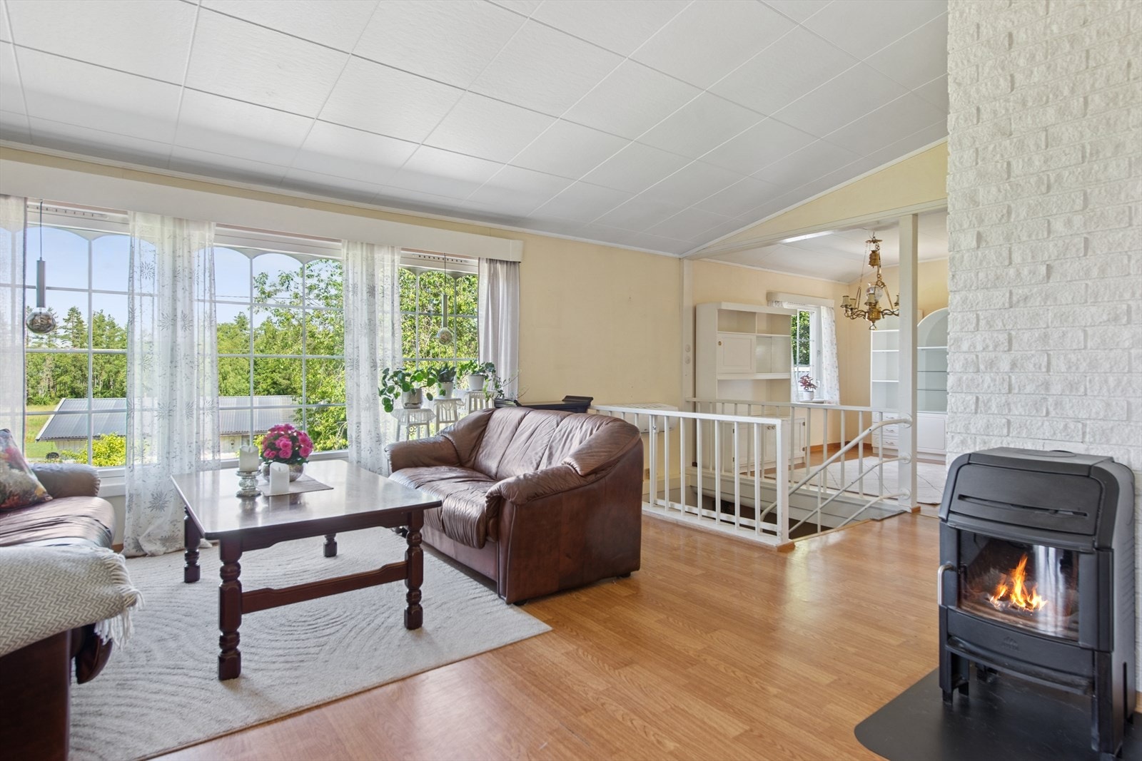 Stuen er åpen, luftig og har god takhøyde. Galleribilde