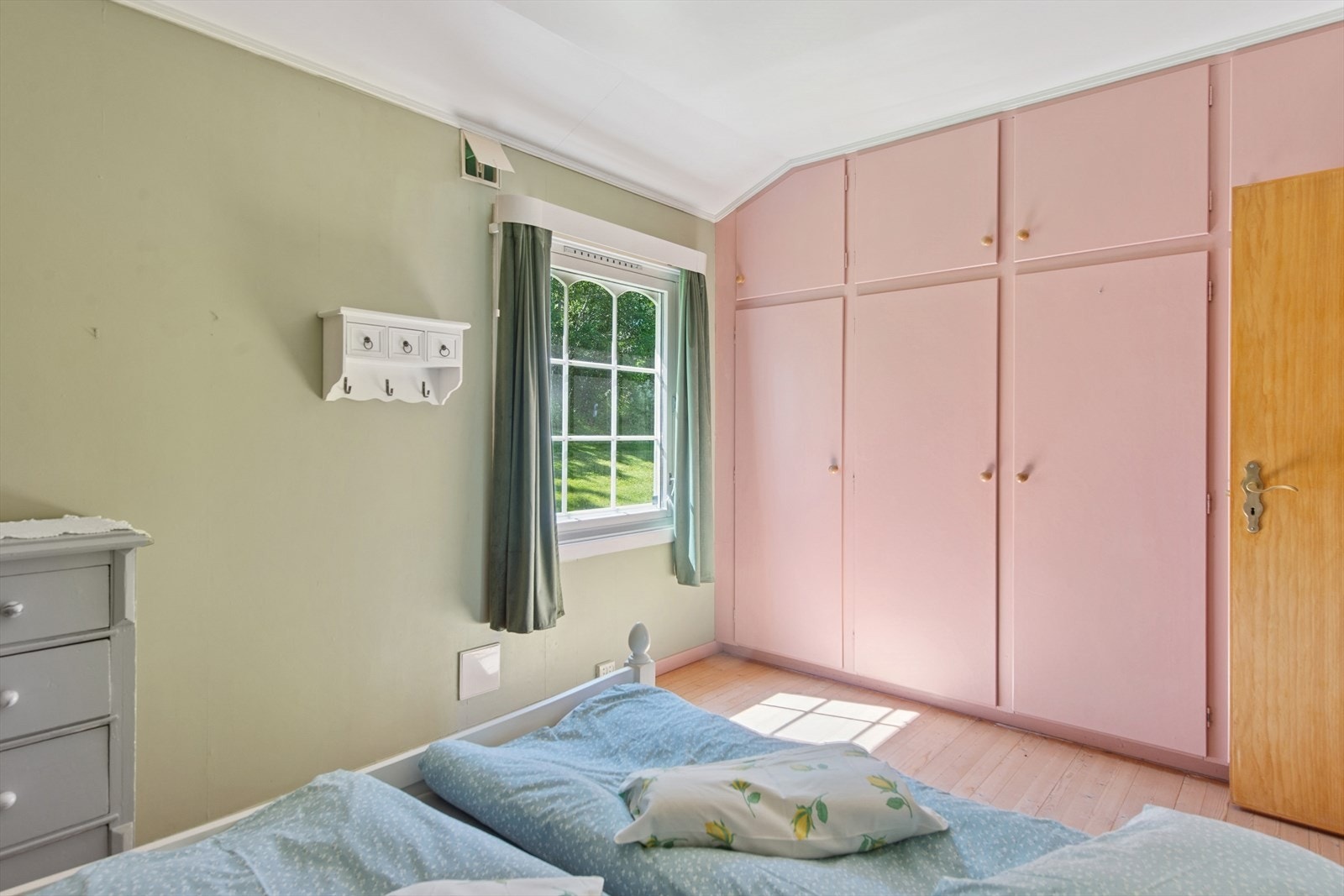 Soverom 1 ned spreke farger og stor skapoppbevaring innebygd langs hele veggen Galleribilde