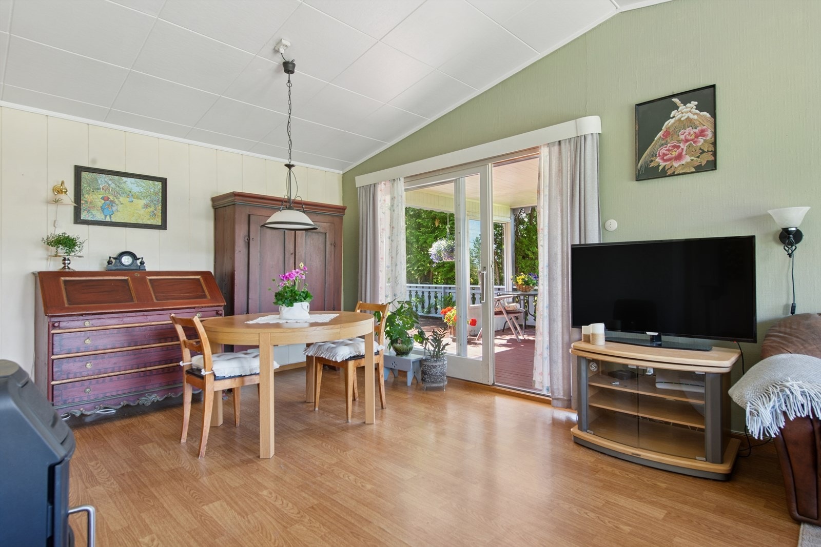 Plass til stort kjøkkenbord like ved vedfyring. Galleribilde