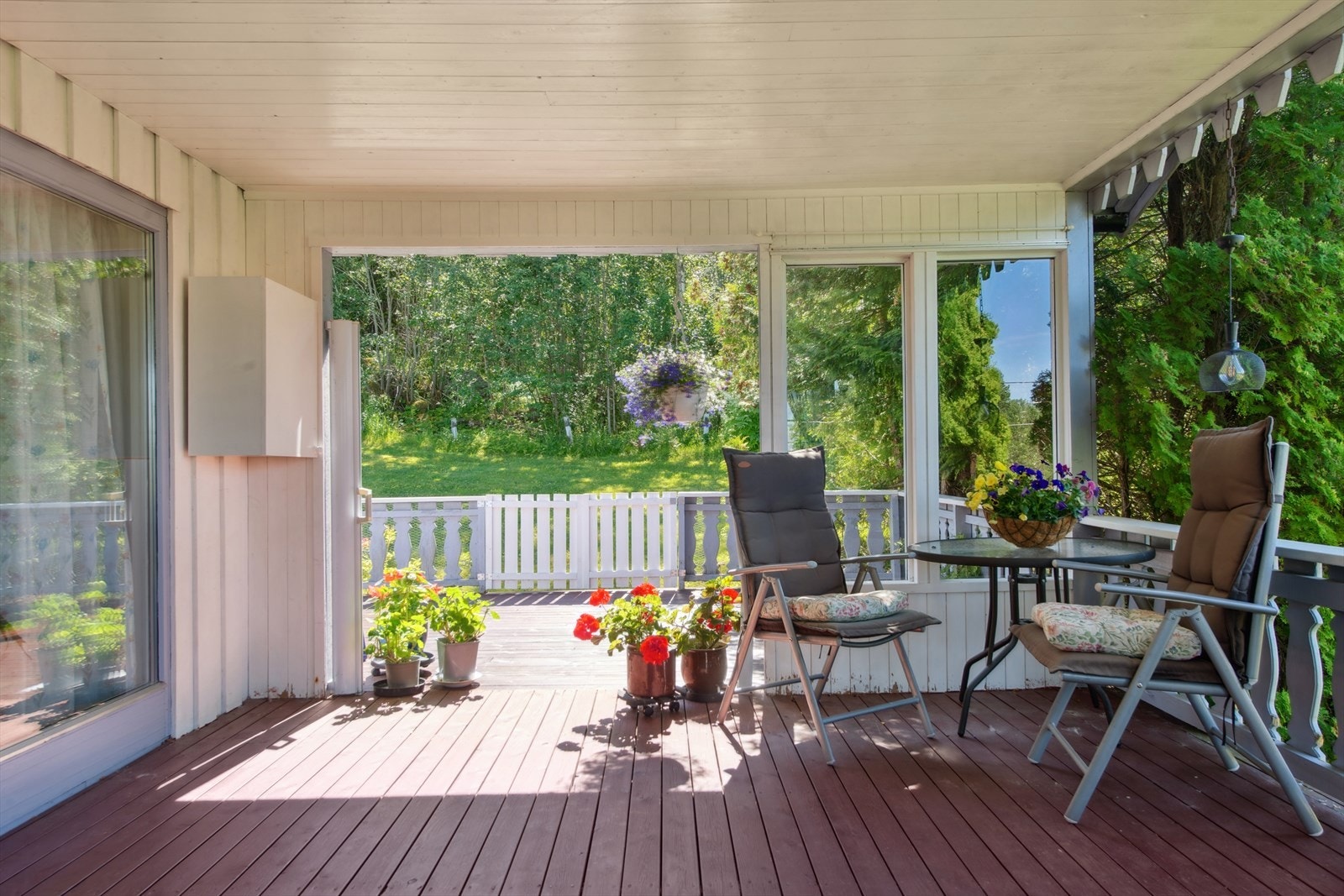 Boligen har flotte uteområder på terrassen Galleribilde