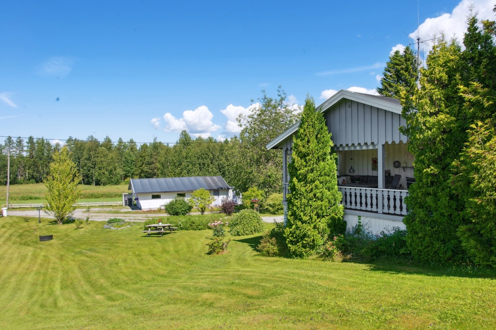 Terrassen vender ut mot den store hagen. Galleribilde