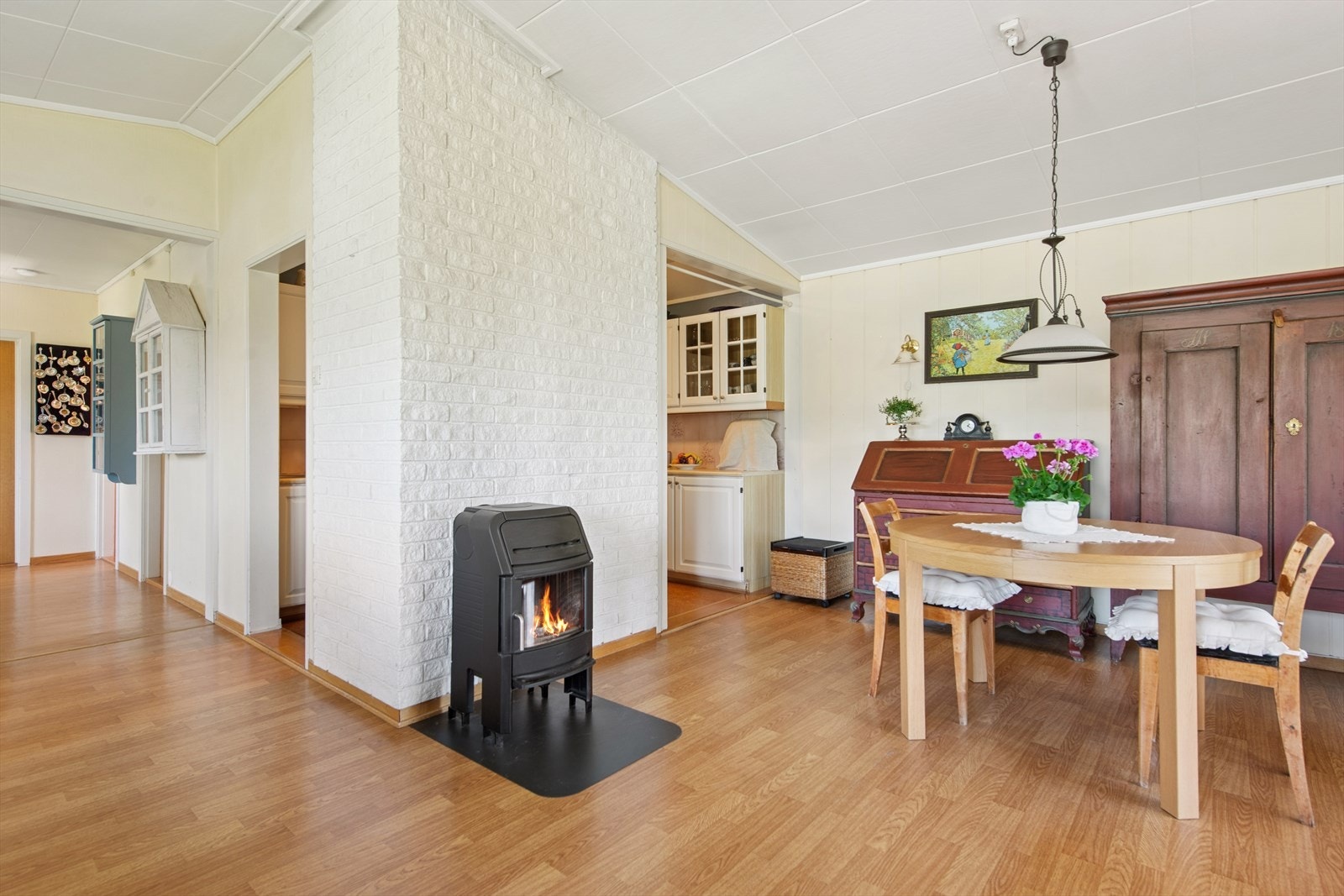 Fra kjøkkenet er det lett tilgang til spisestue og stue. Galleribilde