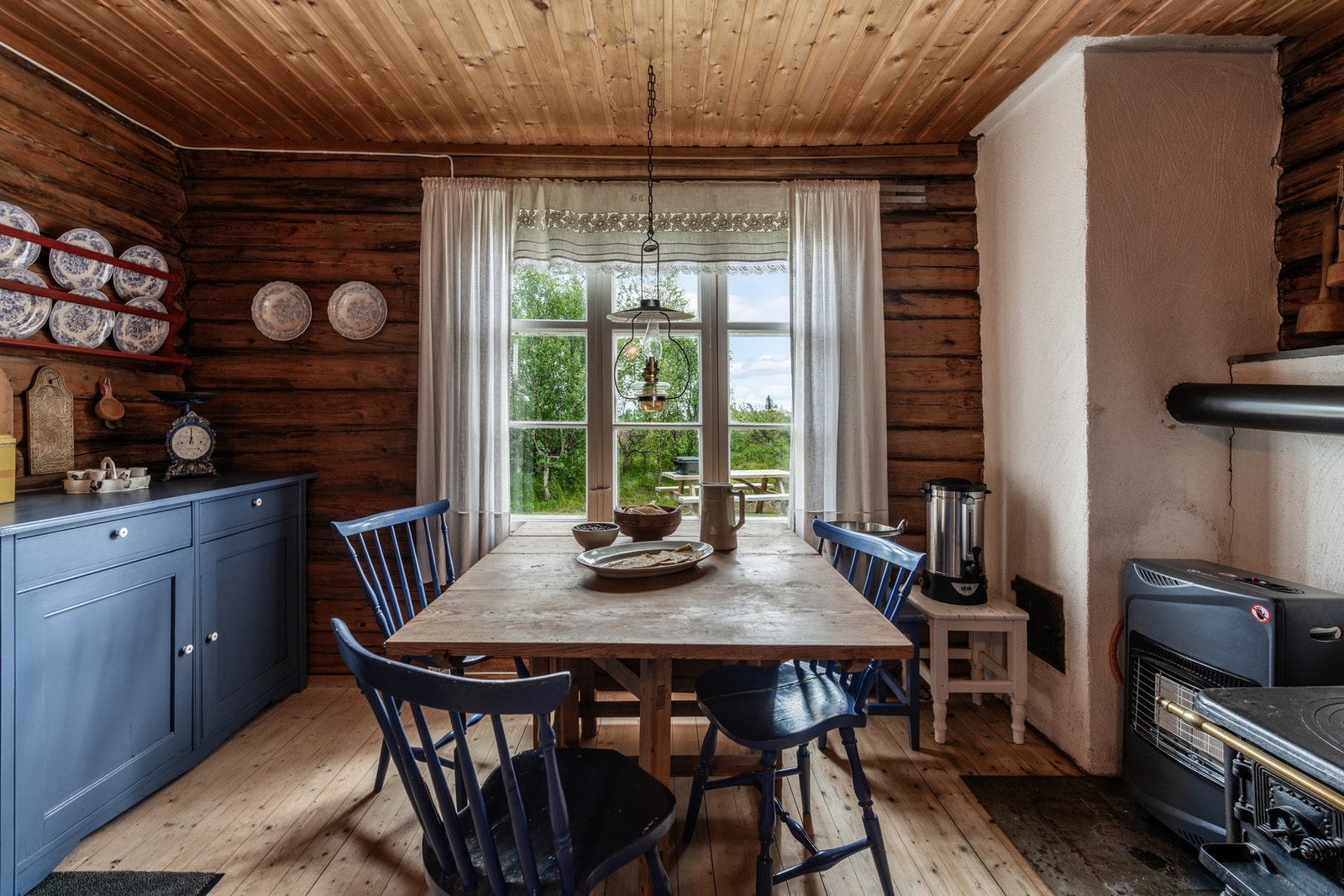 Romslig kjøkken innredet med en hyggelig spisegruppe. Galleribilde