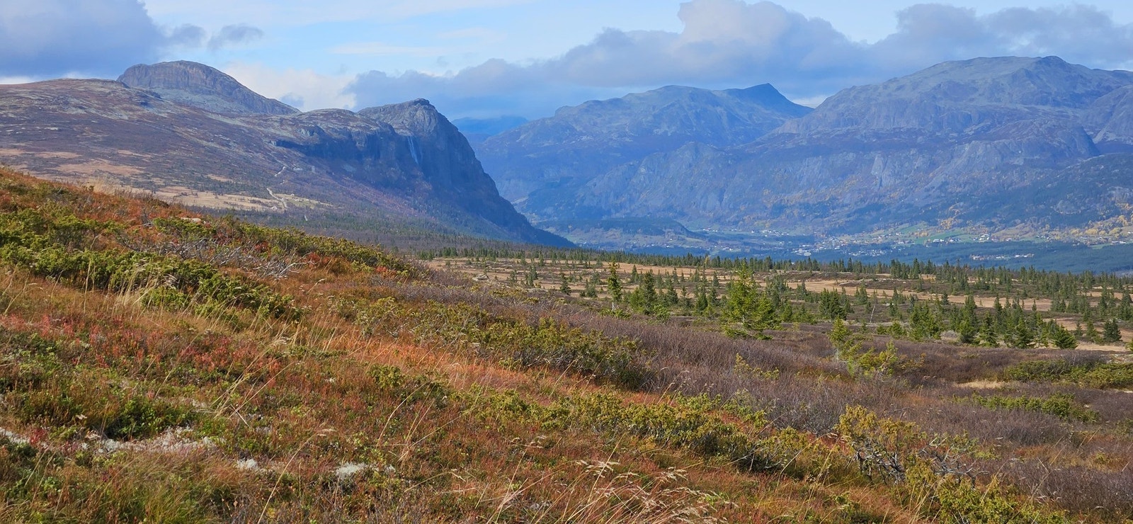 Høsten er nydelig på fjellet - her fra selgers bilde fra Hellingreset med utsikt mot Kjerringkjeften, Hydnefossen, Veslehødn, Storehødn og Skogshorn. Galleribilde