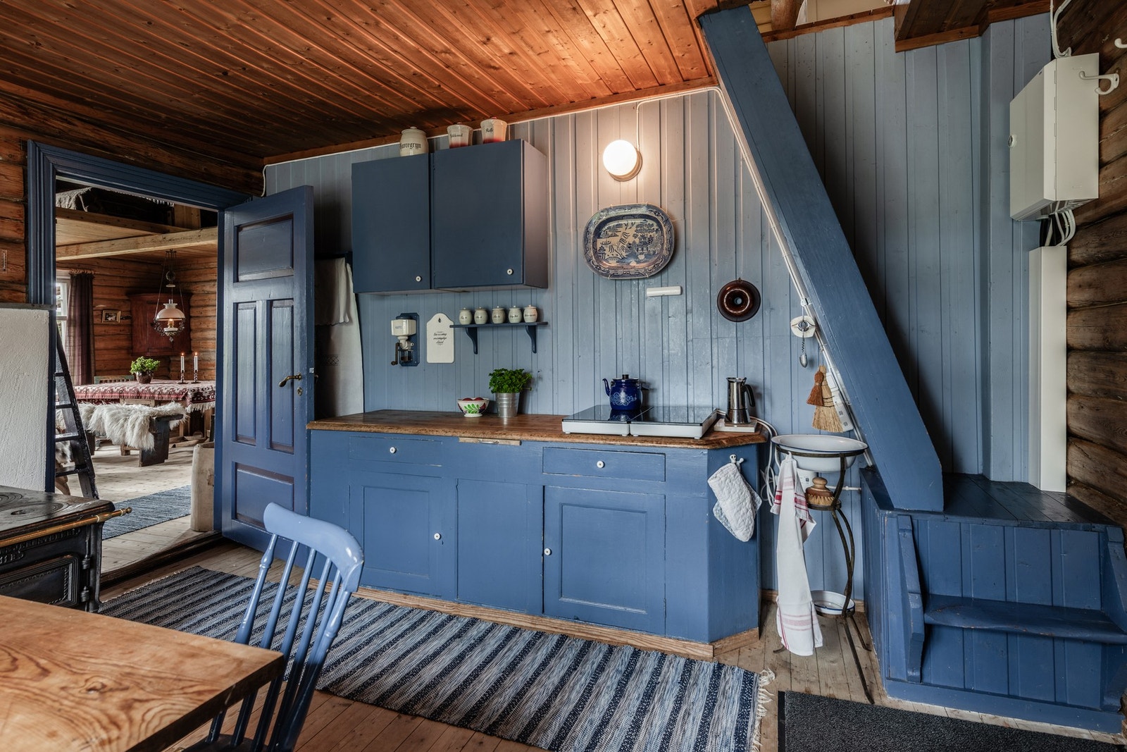 Hytta har vannforsyning fra privat grunnboret brønn med pumpe. Galleribilde