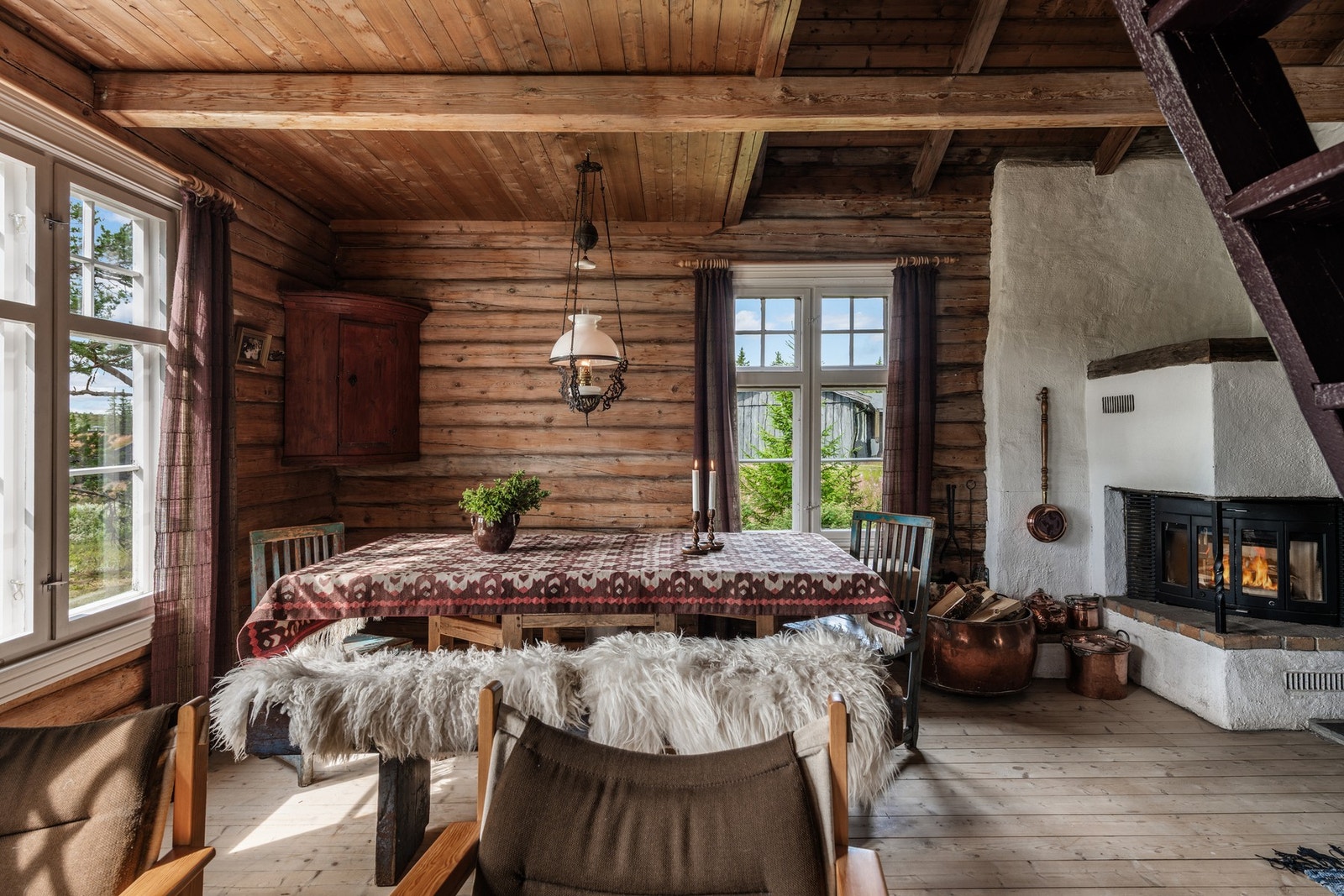 Peisen skaper en lun og god atmosfære i rommet. Det er nylig satt inn en peisinnsats. Galleribilde