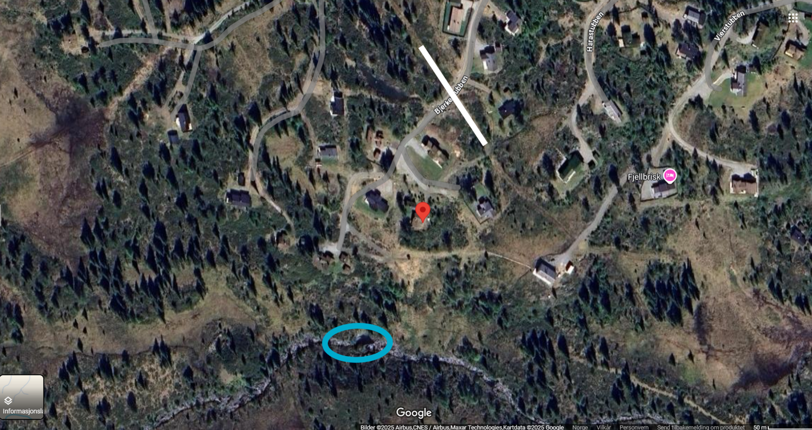 Langrennsløypene passerer ca. 100 meter fra hytta og er markert i hvitt på bildet. Like nedenfor hytta renner det en elv forbi med en fin badekulp. Sommerstid er det mulighet for et forfriskende bad etter en dag på tur. Galleribilde