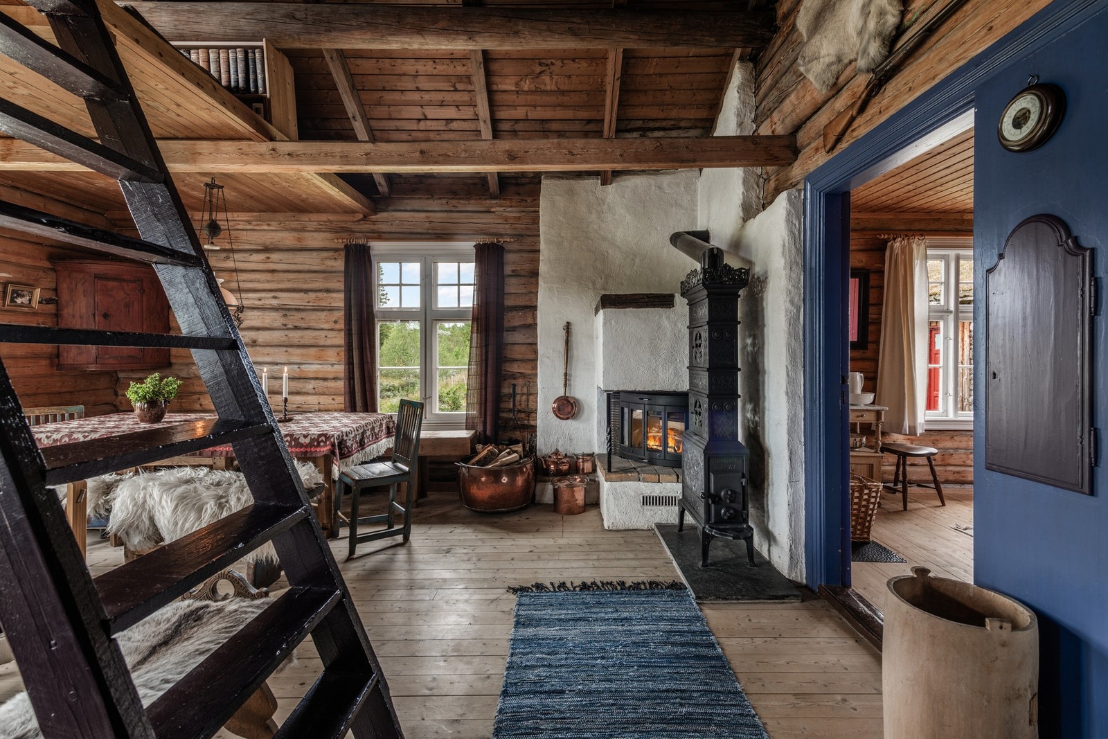 Velkommen inn! Svært koselig stue med mye sjel og historie i tømmerveggene.
Foto: Fotograf Terje Bjørnsen Galleribilde