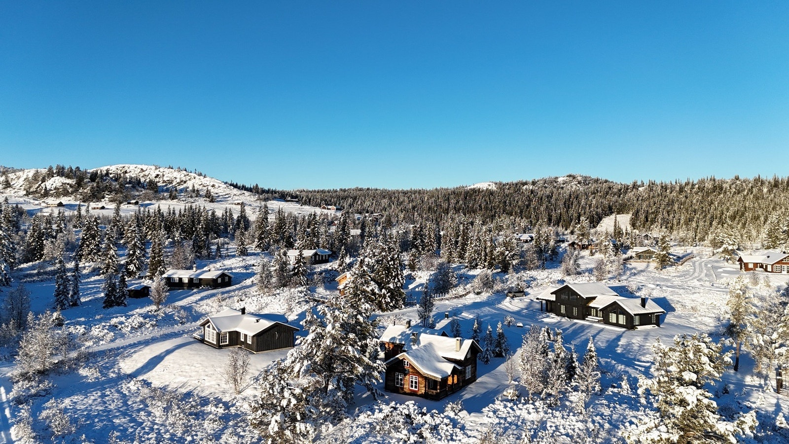Eiendommen er beliggende på Sjauset ca. 920 moh., omgitt av gode turmuligheter for alle årstider. Galleribilde