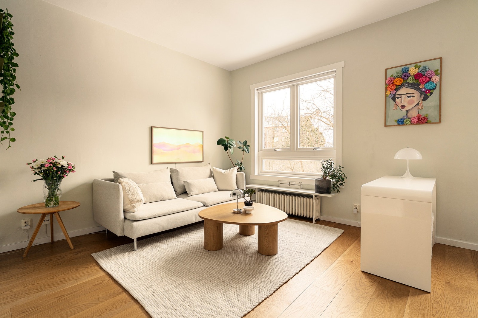 Varmtvann, fyring (oppvarming via radiator) og internett er inkludert i felleskostnadene. Galleribilde