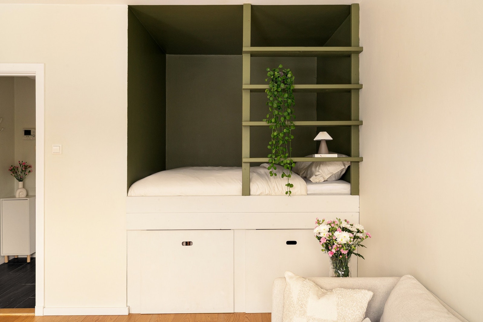 Smart plassbygget seng med plass til 200x140-madrass. Borettslaget har også gjesterom som leies ut til beboere. Galleribilde