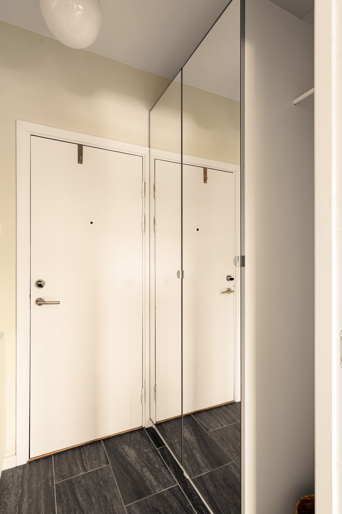Gode oppbevaringsmuligheter i garderobe med speilfronter. Galleribilde