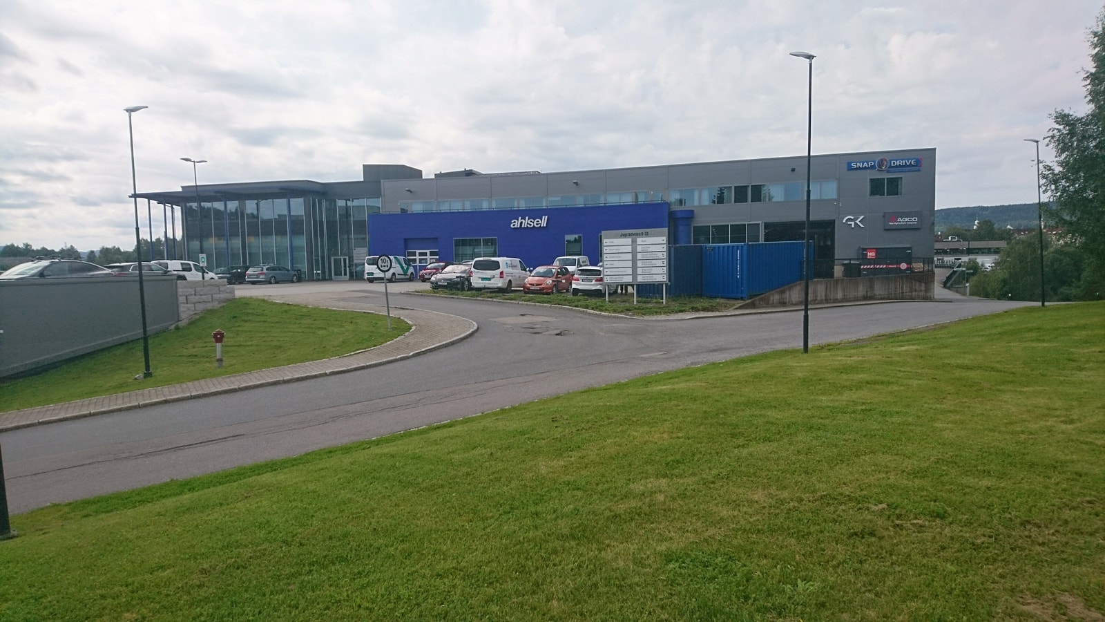 Innkjørsel til fasade med inngangsparti Galleribilde